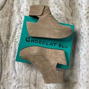 CHOCOLAT BLU Suede Booties